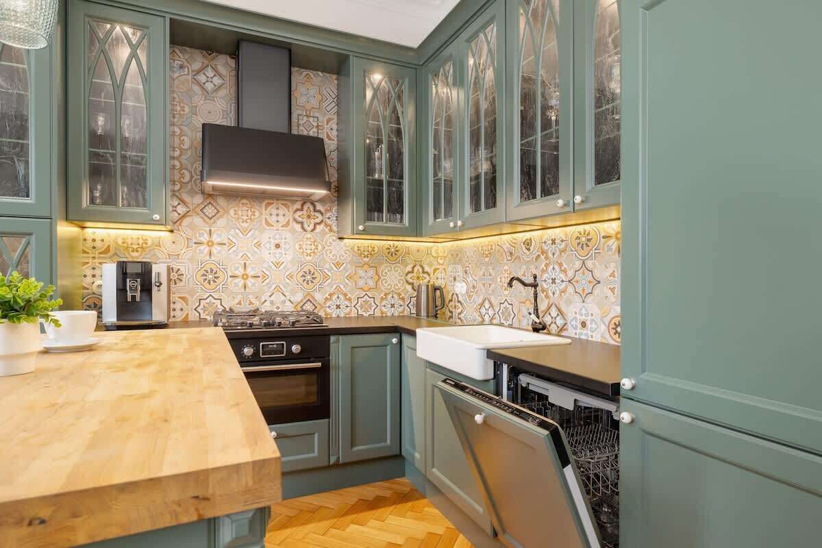 Een koelkast, een oven, een kookplaat, een vaatwasser