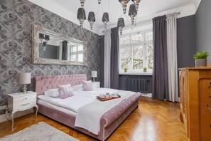 2 habitaciones, tabla de planchar con plancha, cuna de viaje y wifi 