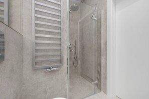 Shower, hair dryer, towels, shampoo - Air-conditioned Apartment | Parking | 2 Bedrooms | Center (Warszawa)