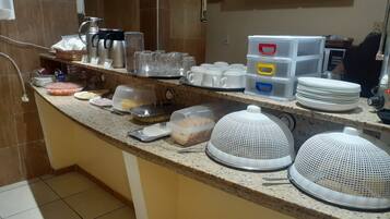 Café da manhã com buffet grátis todos os dias