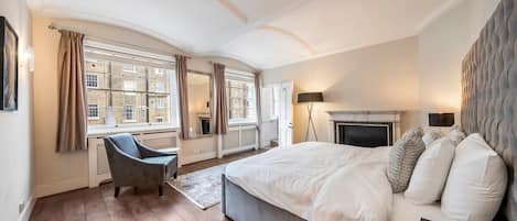2 slaapkamers, een bureau, een strijkplank/strijkijzer, reisbedje
