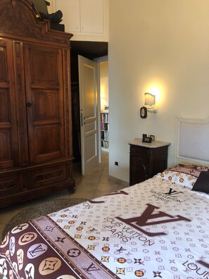2 habitaciones, escritorio, tabla de planchar con plancha y wifi 