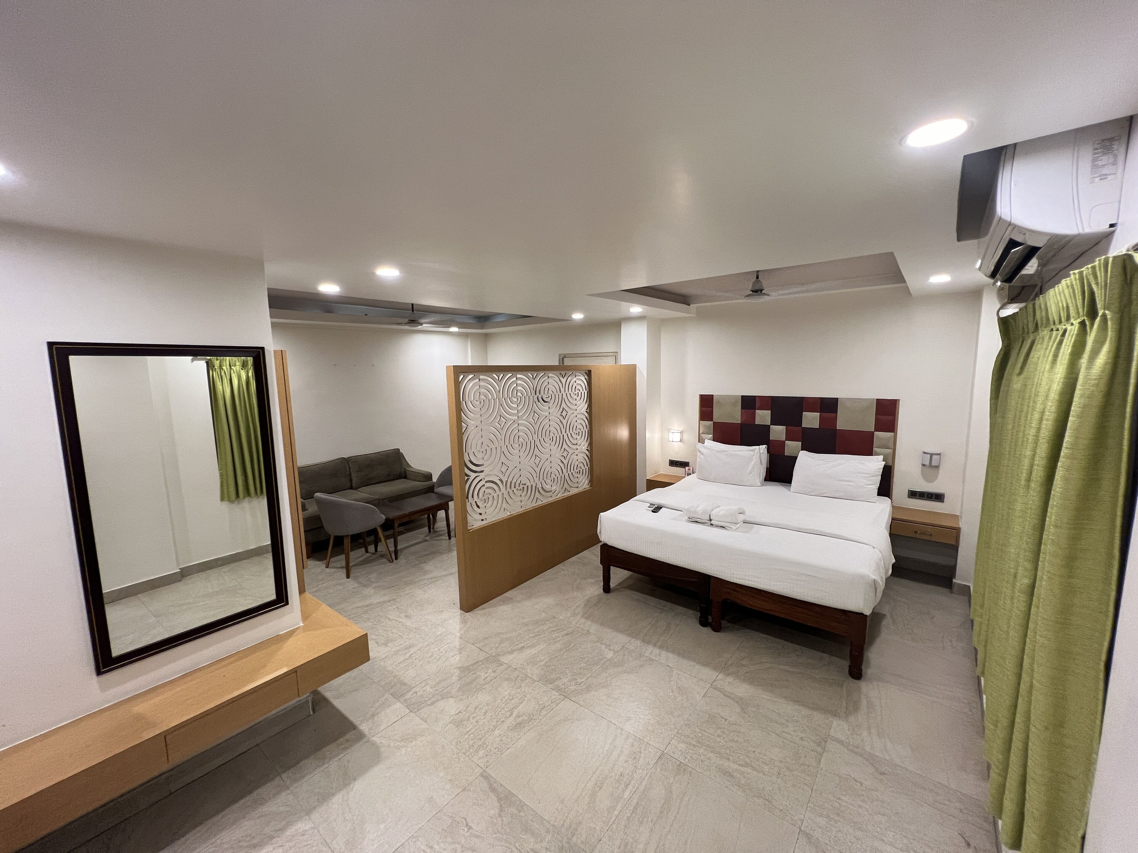 ห้องดีลักซ์ | โต๊ะทำงาน, พื้นที่ทำงานแบบใช้แล็ปท็อป, Wi-Fi ฟรี, ผ้าปูที่นอน