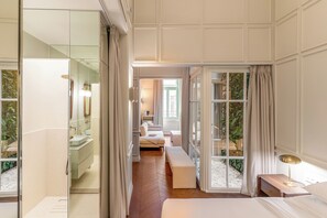 Suite – deluxe | Safe på rommet, blendingsgardiner, lydisolert og strykejern/-brett