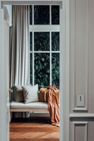 디럭스 스위트 | 거실 공간 | 스마트 TV