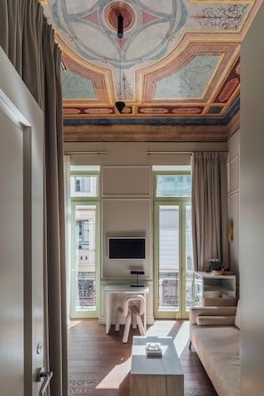 Junior Suite with Balcony | Aire de séjour | Téléviseur connecté