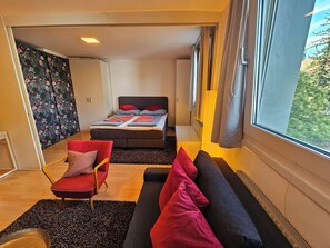 2 camere, una scrivania, ferro/asse da stiro, culla da viaggio