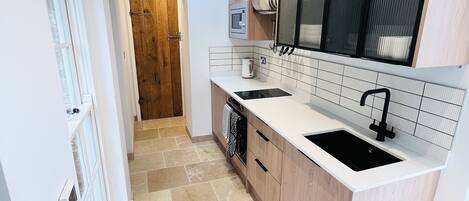 Kühlschrank, Mikrowelle, Ofen, Herdplatte