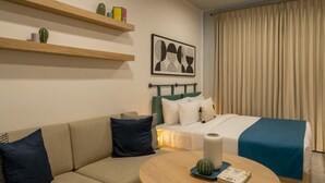 Escritorio, wifi gratis y ropa de cama 