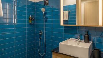 Combined shower/bathtub, free toiletries, bidet, towels