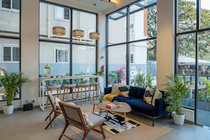 Lobby sitting area - Olive Hotel Brookefield by Embassy Group (Bengaluru)