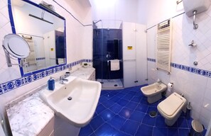 A bathroom with a sink, bidet, and shower stall. - Nile 28 house (Napoli)