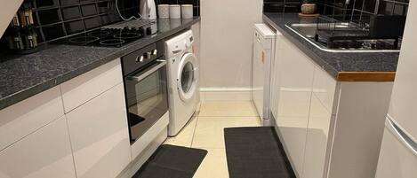 Lägenhet | Eget kök | Kylskåp, mikrovågsugn, ugn och spishäll