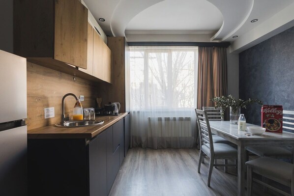 Fridge, stovetop, high chair, cookware/dishes/utensils