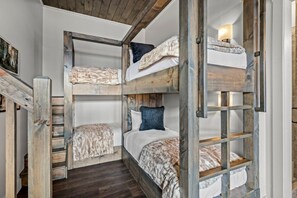 4 bedrooms, iron/ironing board, free WiFi, bed sheets