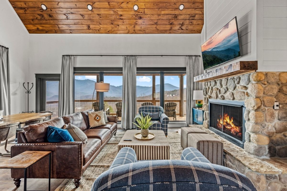 Smart TV y chimenea 