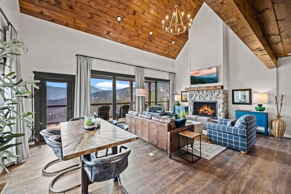 Smart TV, fireplace