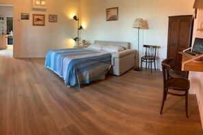 1 habitación, escritorio, tabla de planchar con plancha y cuna de viaje
