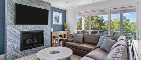 Smart TV, chimenea, libros