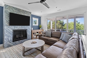 Smart TV, chimenea y libros 
