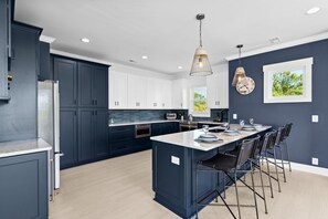 Køleskab, mikrobølgeovn, ovn, kogeplade