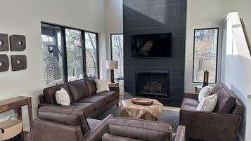 Smart TV, chimenea, videojuegos