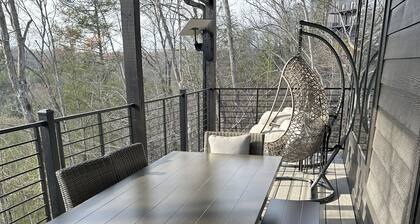 New cabin/chalet with amentities in Sevierville. Just 5 minutes from Wilderness.
