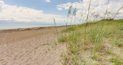 Idyllic Fort Pierce Retreat - Walk to Beach!