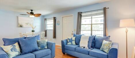 Apartment (1 Bedroom) | Living area | TV