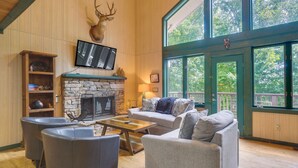Living area - Gatlinburg Cabin Rental: 3 Mi to Downtown (Gatlinburg)