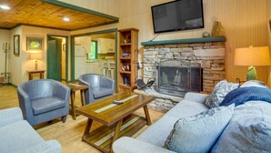 Living area - Gatlinburg Cabin Rental: 3 Mi to Downtown (Gatlinburg)