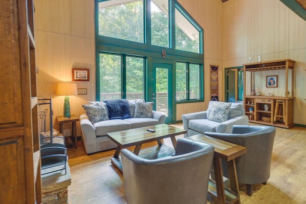 Interior - Gatlinburg Cabin Rental: 3 Mi to Downtown (Gatlinburg)