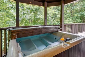 Outdoor spa tub - Gatlinburg Cabin Rental: 3 Mi to Downtown (Gatlinburg)