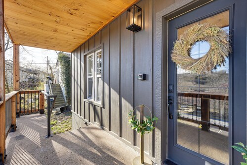 Historic Hollister Home: Shop, Dine & Drink Nearby