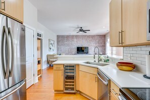 Microwave, oven, stovetop, dishwasher - Dwtn Wilmington Condo: Near Live Oak Amphitheater! (Wilmington)