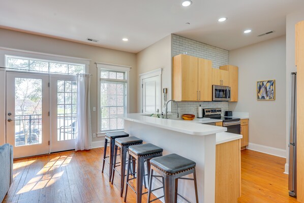 Microwave, oven, stovetop, dishwasher - Dwtn Wilmington Condo: Near Live Oak Amphitheater! (Wilmington)