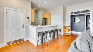 Unclassified image, 4 of 28, button - Dwtn Wilmington Condo: Near Live Oak Amphitheater! (Wilmington)