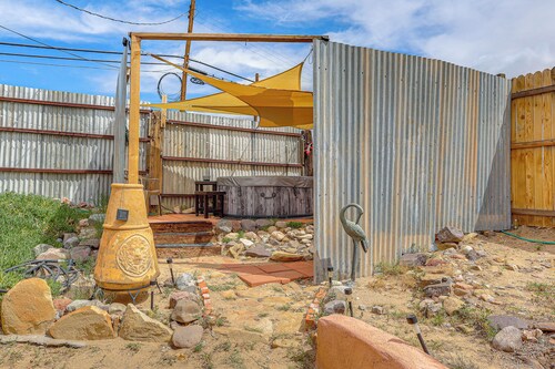 New Mexico Cottage: Hot Tub On-site
