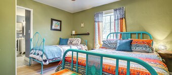 New Mexico Cottage: Hot Tub On-site