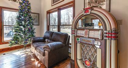 Cozy Mount Union Cabin w/ Fire Pit & River Access