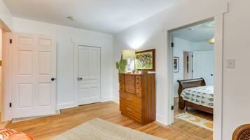 2 bedrooms, laptop workspace, iron/ironing board, bed sheets