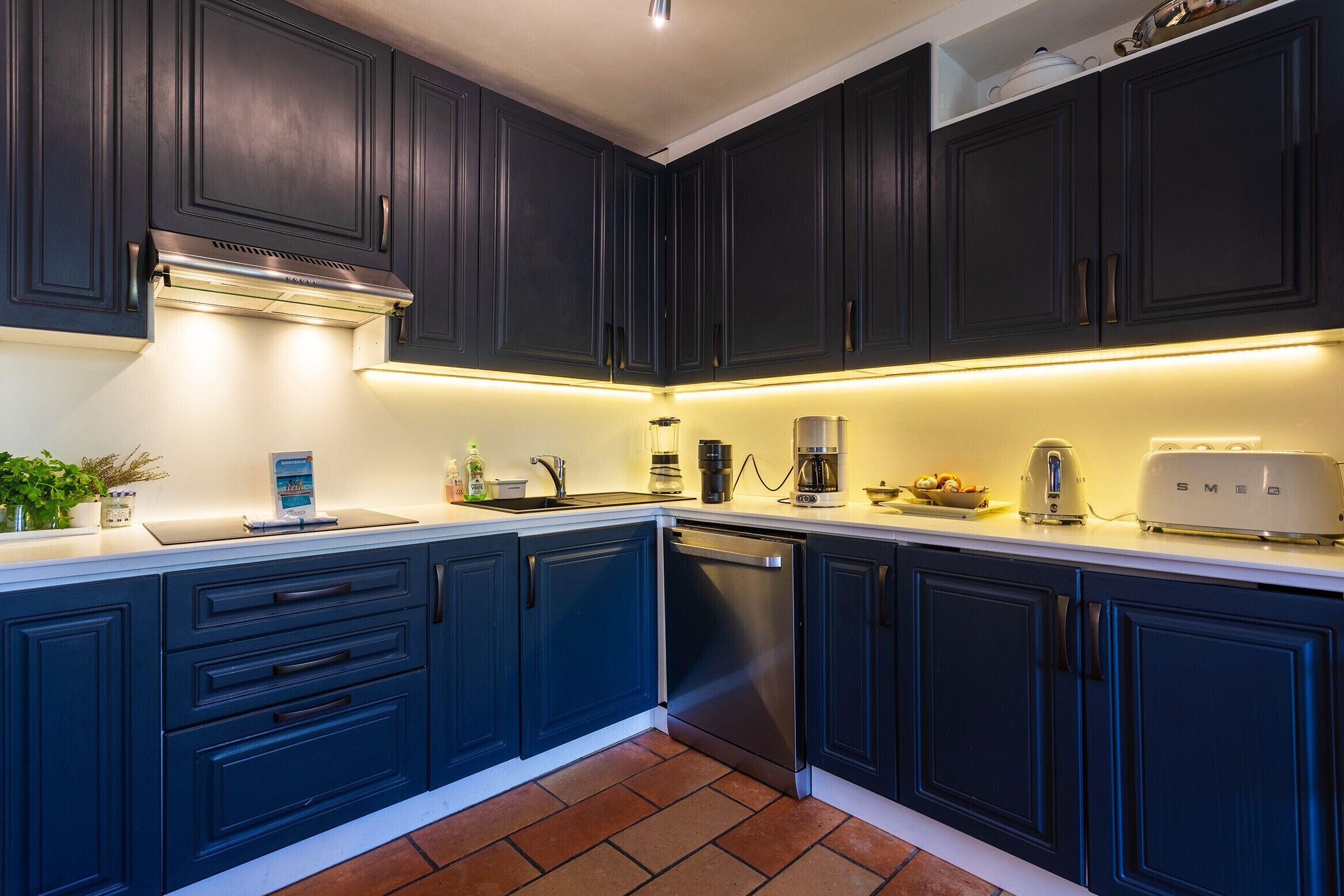 Réfrigérateur, micro-ondes, four, lave-vaisselle