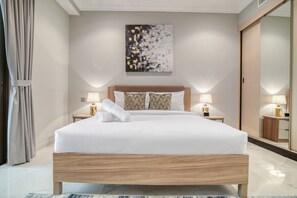 4 bedrooms, iron/ironing board, bed sheets - Luxurious 4 Bedroom Duplex With Terrace & sea View (Dubai)