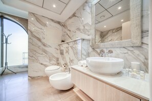 Bathtub - Luxurious 4 Bedroom Duplex With Terrace & sea View (Dubai)