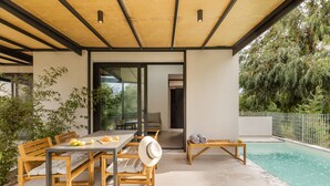 Superior Suite | Ruang tamu | 42 inci televisyen skrin rata dengan satelit 