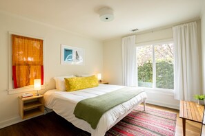 2 slaapkamers, een bureau, een strijkplank/strijkijzer, reisbedje