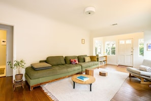 Smart TV, offices - Los Angeles Modern Charmer (Los Angeles)
