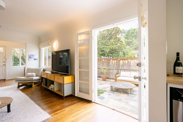 Een smart-tv en een kantoor