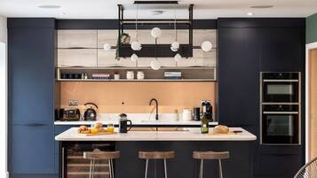 Fridge, oven, stovetop, dishwasher