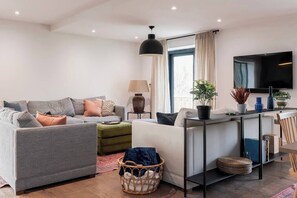 テレビ、ステレオ、書斎 / ワークスペース